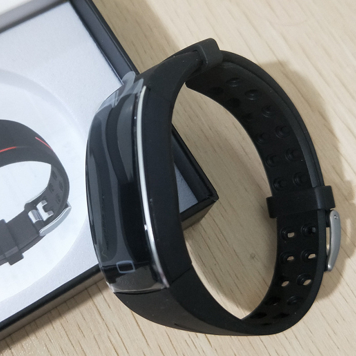 Montre intelligente avec surveillance de la pression artérielle et du rythme cardiaque
