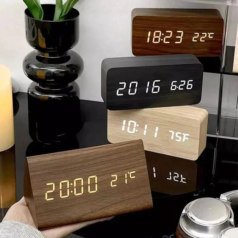 Réveil LED au look bois avec trois alarmes, affichage de la température et luminosité réglable