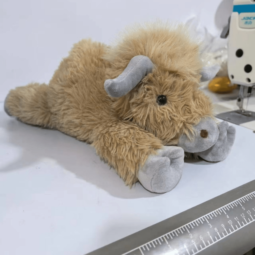 Jouet en Peluche Charmant de Vache des Highlands avec un Charme Rustique et Fluffy