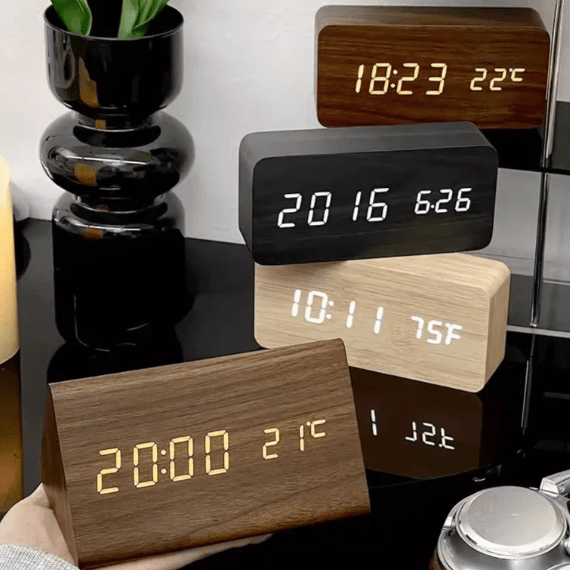 Horloge en Bois LED avec Contrôle Vocal pour un Affichage du Temps Élégant