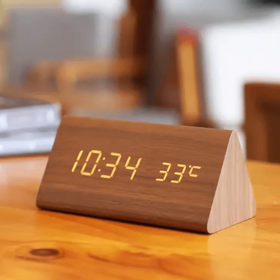 Horloge en Bois LED avec Contrôle Vocal pour un Affichage du Temps Élégant