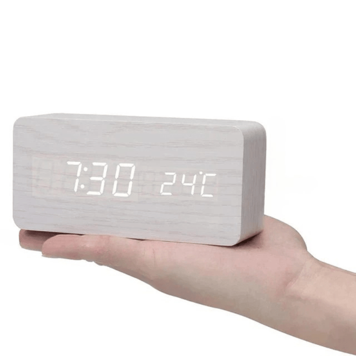 Horloge en Bois LED avec Contrôle Vocal pour un Affichage du Temps Élégant